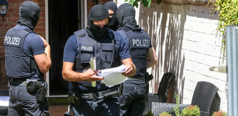 Bewaffnete Spezialkräfte sollen den Clan-Chef festgenommen haben.