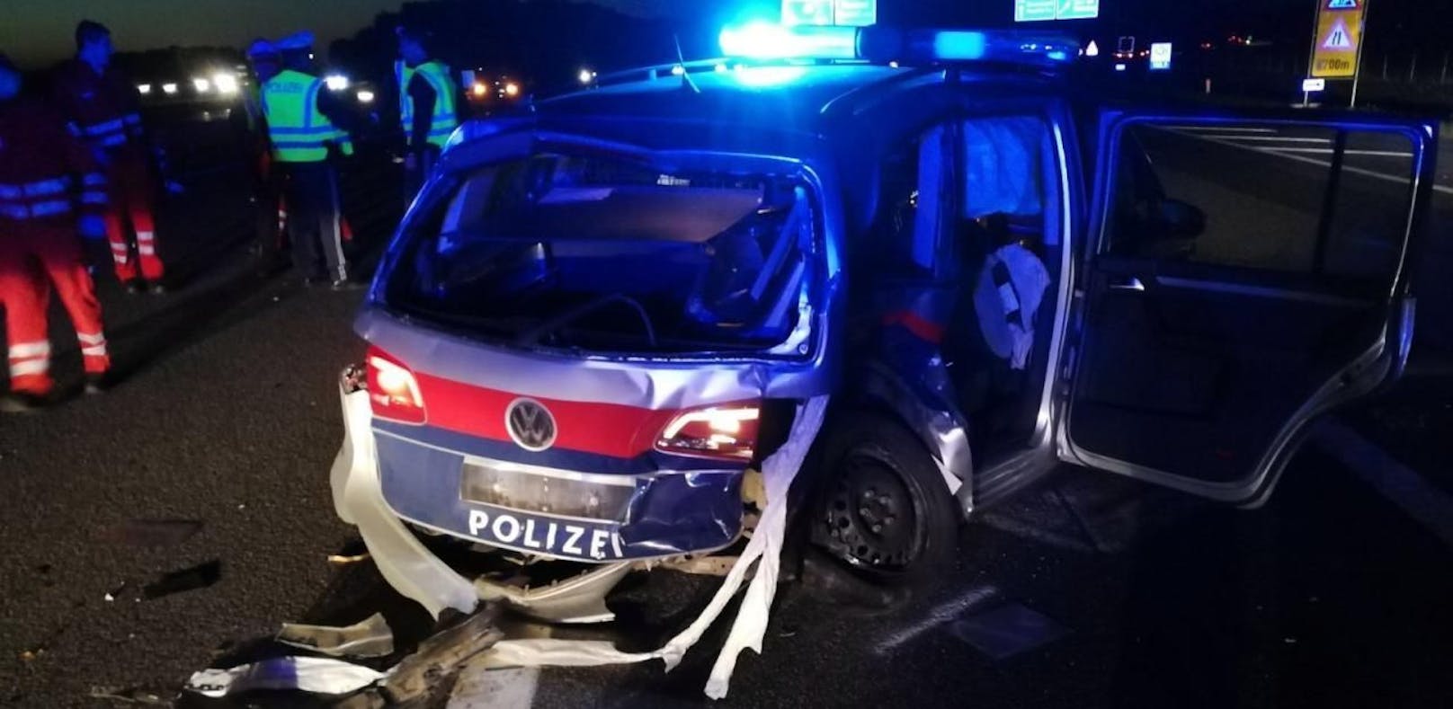 Pkw crasht Polizeiwagen während Unfall-Einsatz