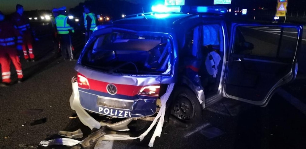 Von dem Polizeiauto blieb nur noch ein Trümmerhaufen übrig.
