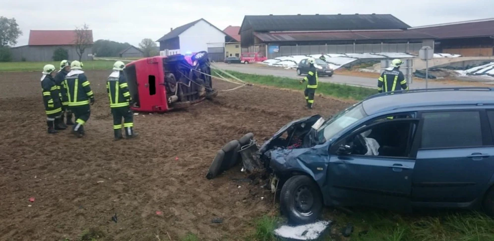 Die Unfallfahrzeuge wurden in ein Feld geschleudert.