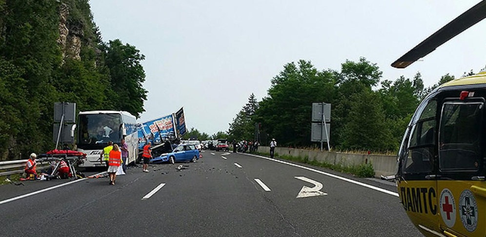 Der Pkw krachte in einen Reisebus, der am Pannenstreifen stand.