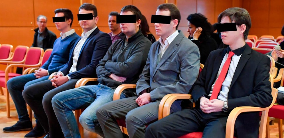 Die fünf Angeklagten vor Gericht