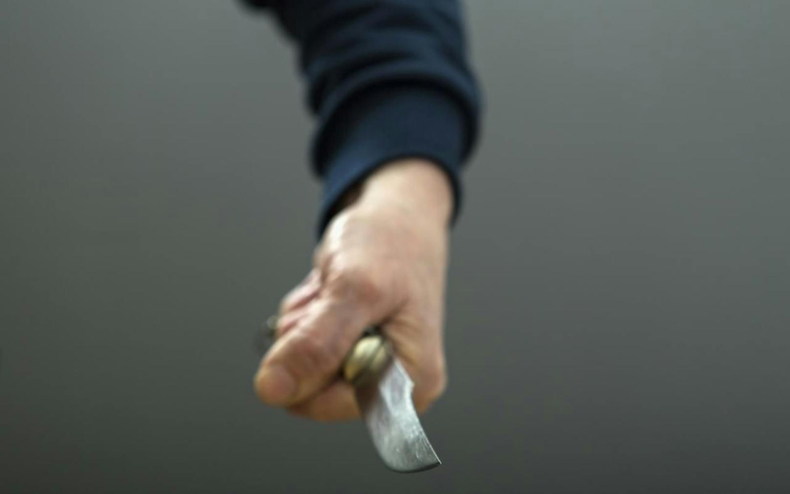 Einer der Täter hielt ein Messer in der Hand (Symbolbild)