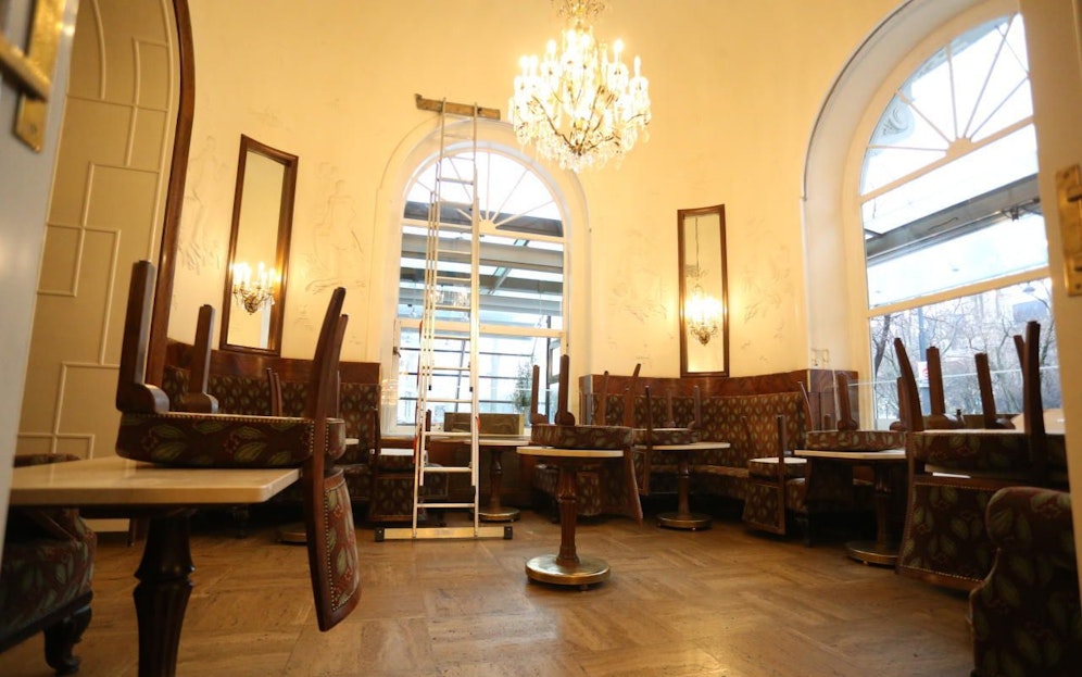 Leere Säle, hohe Leitern: Das Café Landtmann wird renoviert.