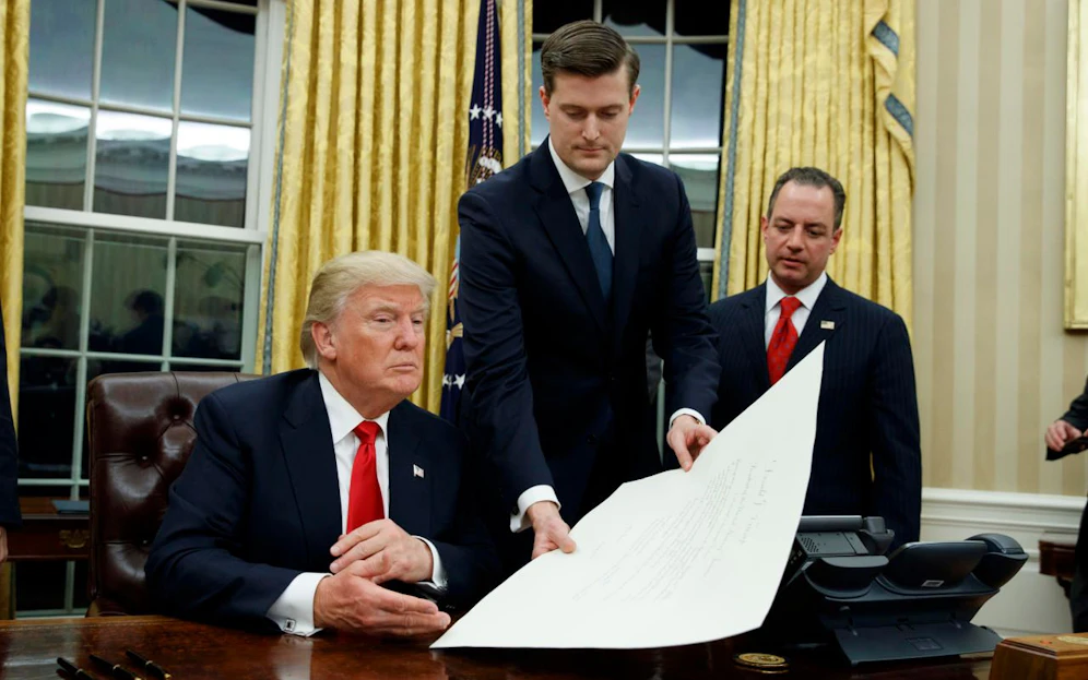 Rücktritt: "Staff Secretary" Rob Porter (Mitte, am 20. Jänner) musste jetzt US-Präsident Donald Trump seine Kündigung vorlegen.