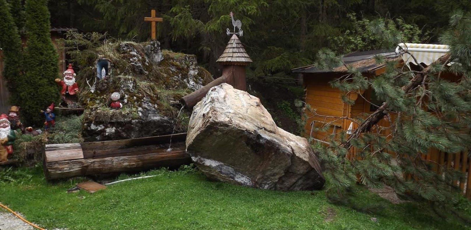 Sieben Tonnen Felsblock rollte auf Gartenhütte zu