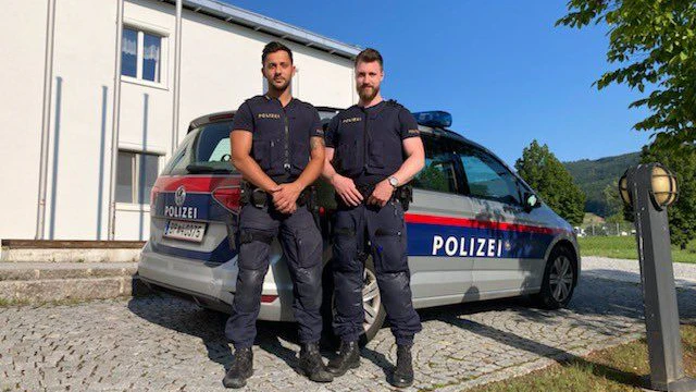 Edin und Manuel traten die Tür ein, um einer 86-Jährigen zu helfen, die gestürzt war.