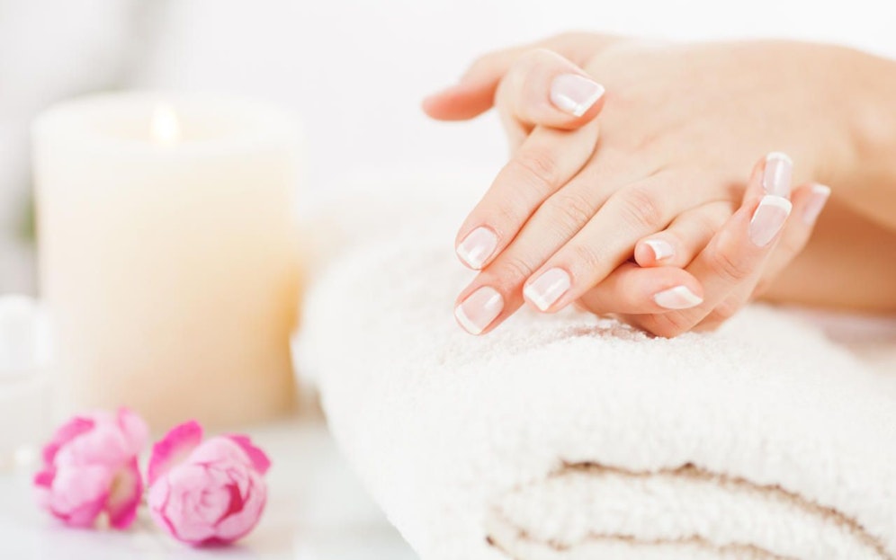 Die French Manicure ist zurück. Fans eines natürlichen Nagelbildes dürfen sich freuen. 