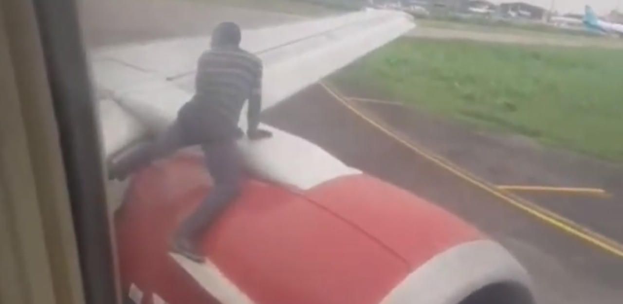 Heute.at - Mann klettert vor Start auf Tragfläche von Flugzeug