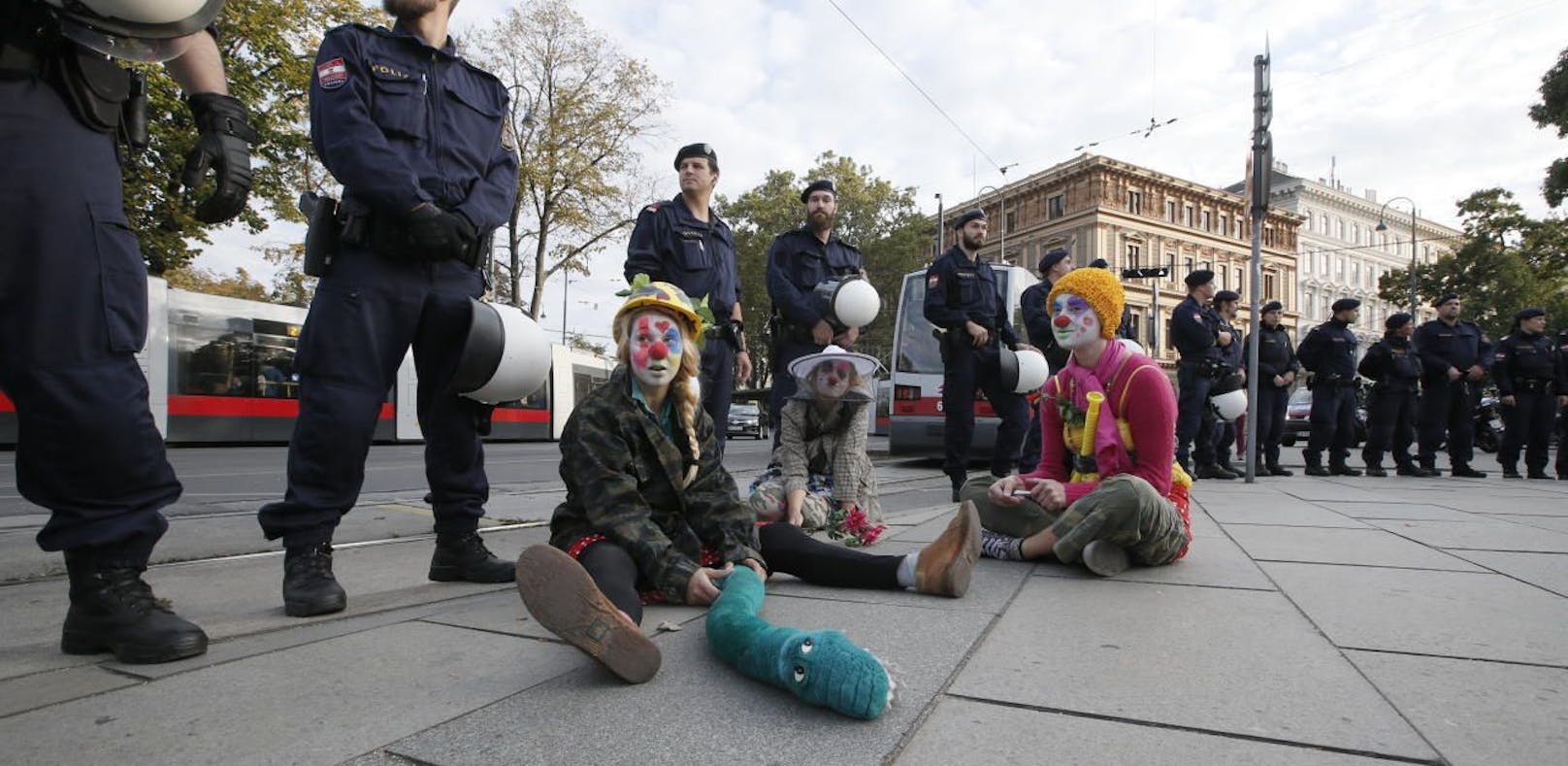 Zum Start des Burka-Verbots hatten Anfang Oktober maskierte Clowns demonstriert.