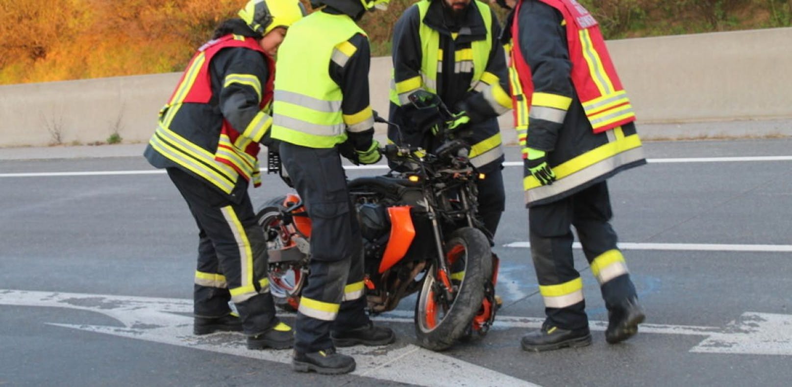 Bike flog nach Unfall von Bundesstraße auf die A5