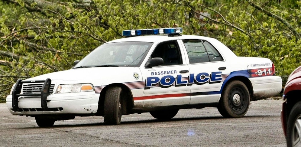 Die Beamten legten dem Verdächtigen die Handschellen an. 