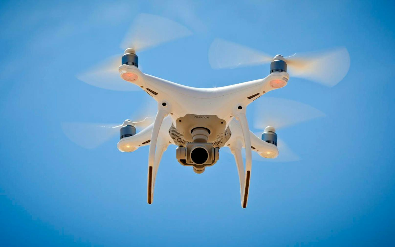 Eine Drohne mit angehängter Kamera in der Luft. Symbolfoto