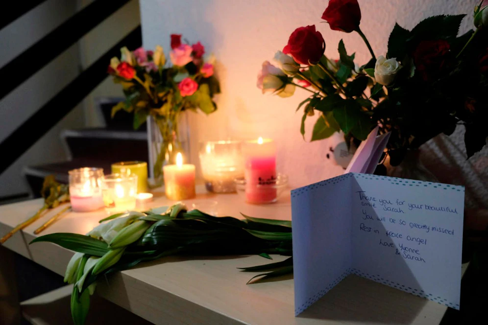 Kerzen und Blumen erinnern im Wohnheim von Sarah Papenheim an den gewaltsamen Tod der Studentin. 