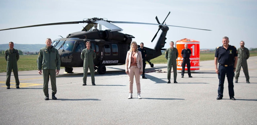 Bundesministerin Klaudia Tanner bedankte sich erst kürzlich sich bei Piloten und Feuerwehr am Fliegerhorst Brumowski in Langenlebarn.