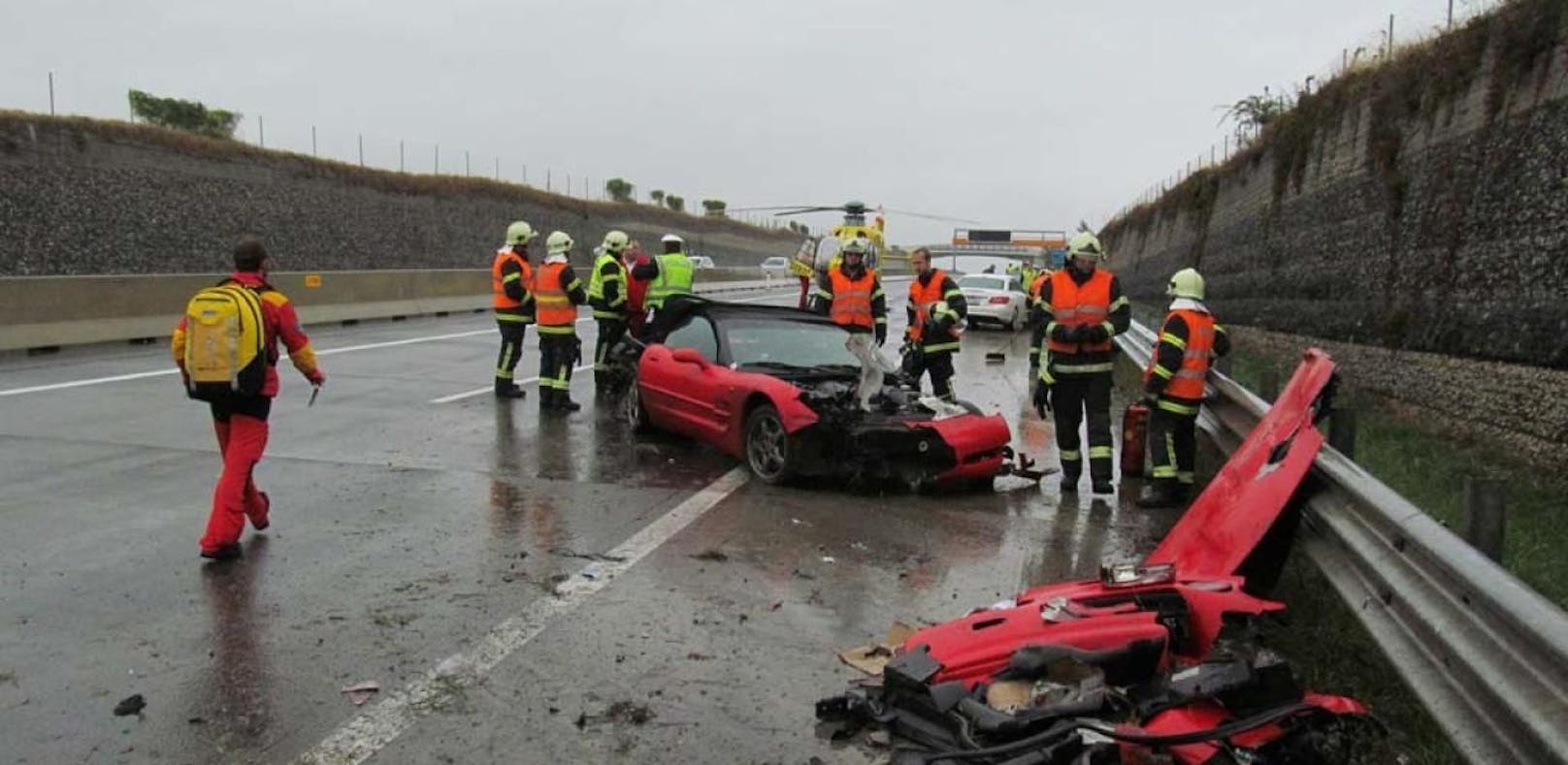 Regen: Corvette knallt auf der A5 in Leitschiene