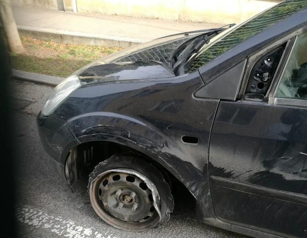 Mit diesem Auto raste der Drogenlenker durch Wien. Die Polizisten mussten das Auto abdrängen, um den Mann zu stoppen.