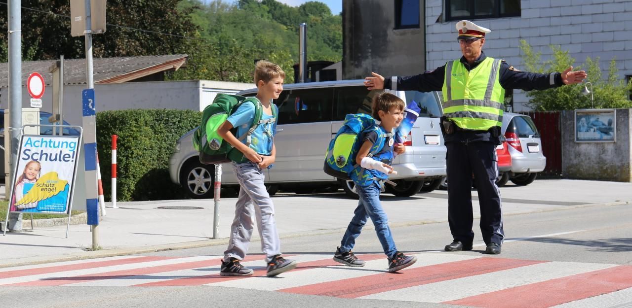 Die Polizei kann die Schüler nicht immer wie hier vor dem Verkehr schützen.