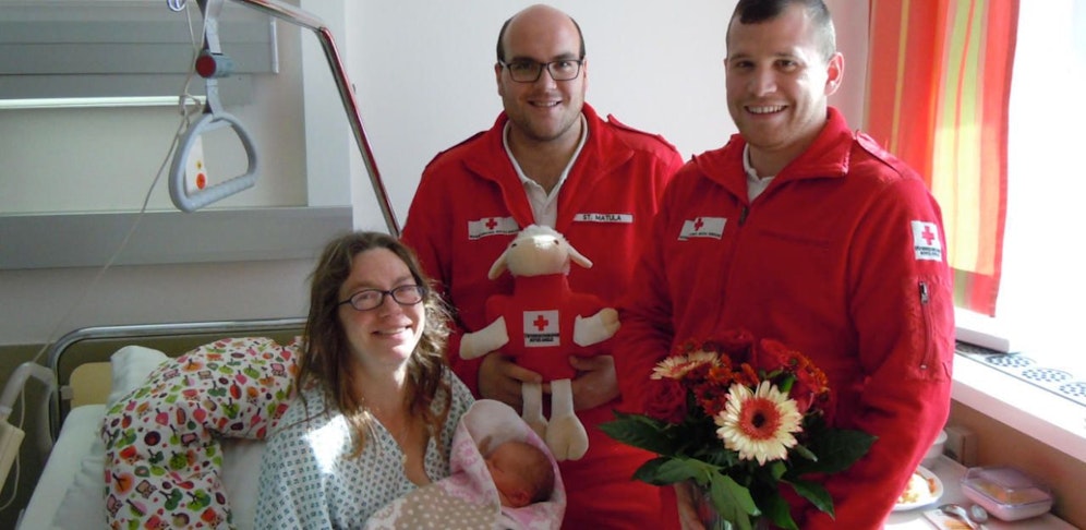 Mama Carina und die kleine Vanessa mit ihren Rotkreuz-Sanitätern Stefan Matula und Christian Haydn.