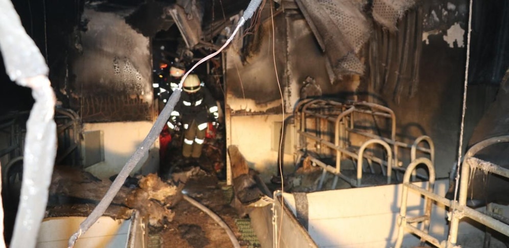 Insgesamt standen rund 160 Feuerwehrkameraden von acht Wehren für knapp fünf Stunden im Einsatz.