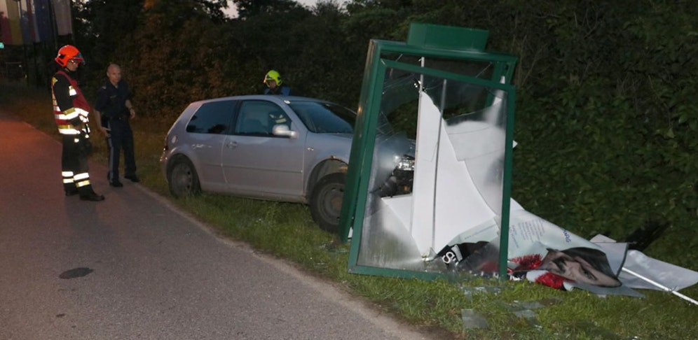 Das Auto krachte frontal in das Infoschild.