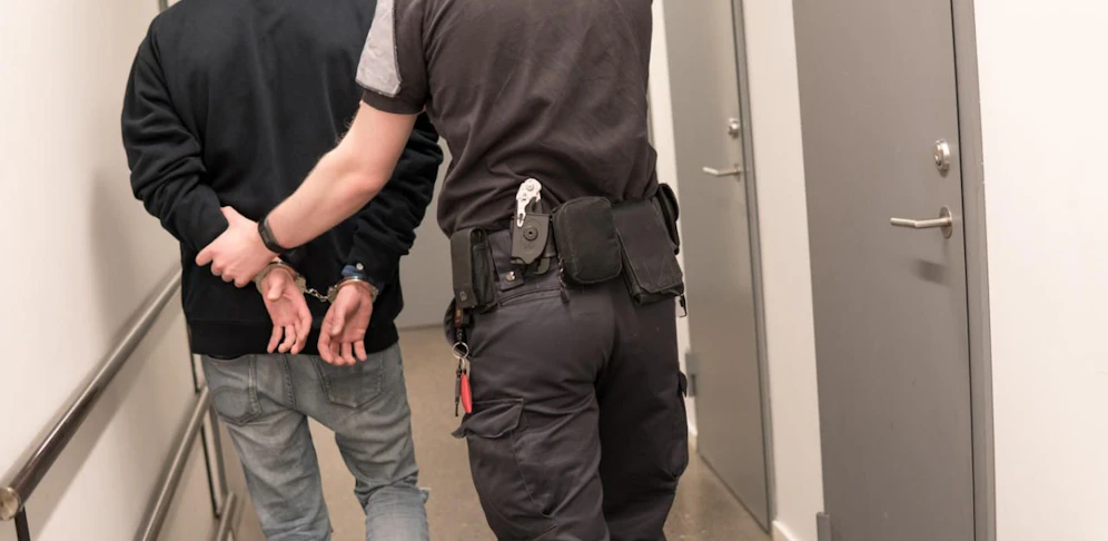 Der 16-Jährige verlor komplett die Nerven und urinierte in die Arrestzelle.