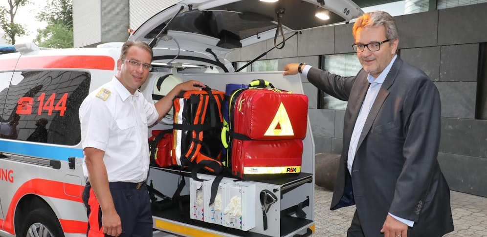 Gesundheitsstadtrat Peter Hacker (SPÖ) übergab nun Rainer Gottwald (li.), Chef der Wiener Berufsrettung, einen der neuen NEFs.