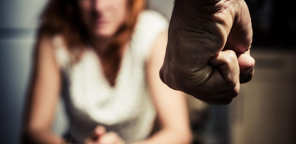 Eine Frau wurde von ihrem Ehemann geschlagen.