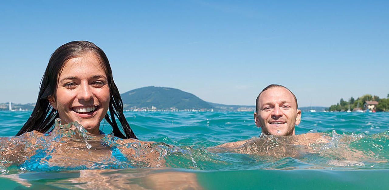 Umweltverträgliches Badevergnügen im See: Mit ein wenig Achtsamkeit schonst du die Natur.