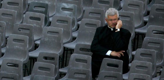 (Symbolbild) Ein männliches Escort will Chatprotokolle mit 40 homosexuellen Priestern gesammelt haben.