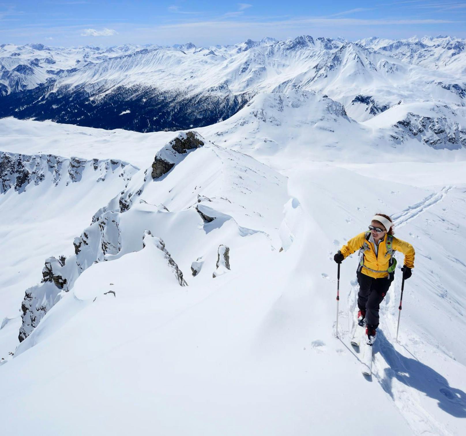 Skitourengeherin steigt zur Vallatscha auf, Livignoalpen im Hintergrund. Symbolfoto.