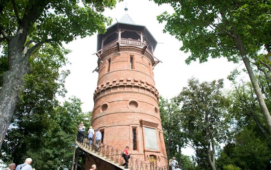 Das Opfer musst im Türkenschanzpark 20 Minuten auf Hilfe warten.