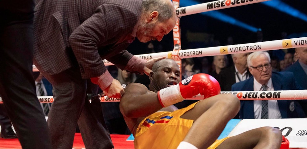 Stevenson schwergezeichnet am Boden.