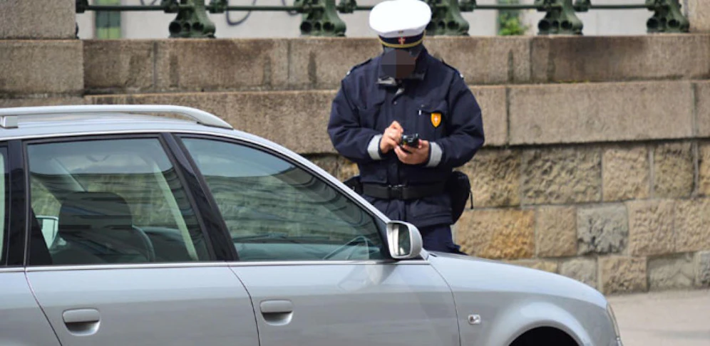 (Symbolbild) Ein Parksheriff in Wien