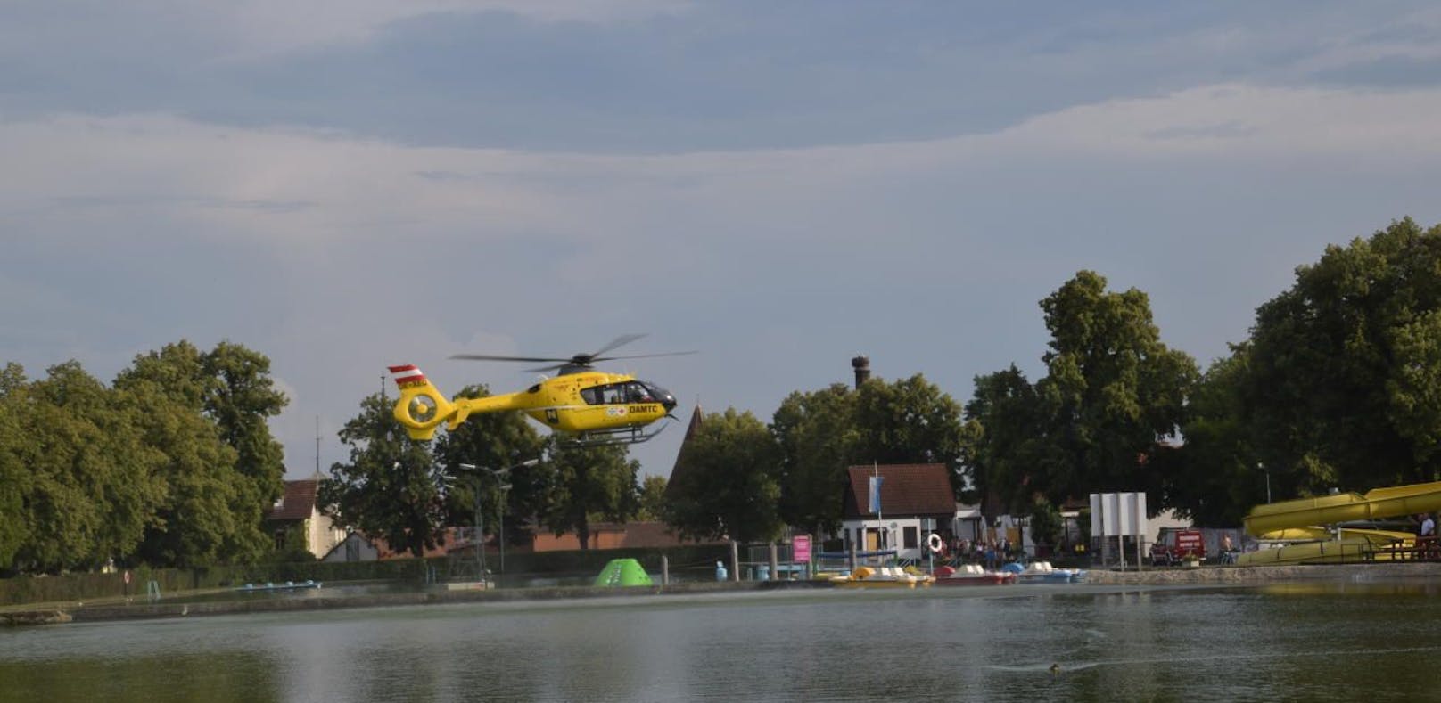 Helikopter über dem Freibad Horn.