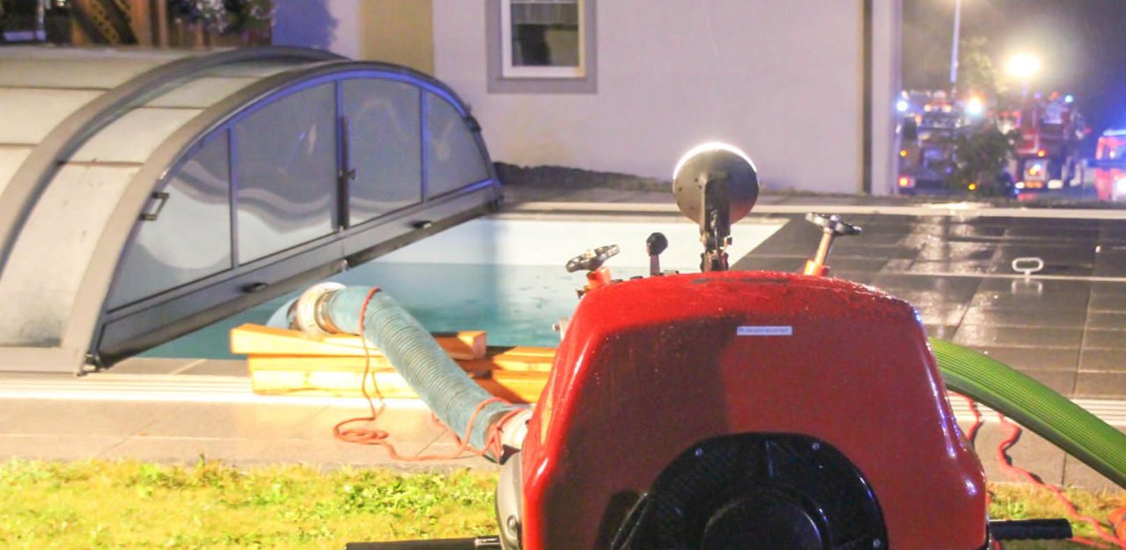 Feuer nach Blitz: Nachbarn halfen mit Pool-Wasser