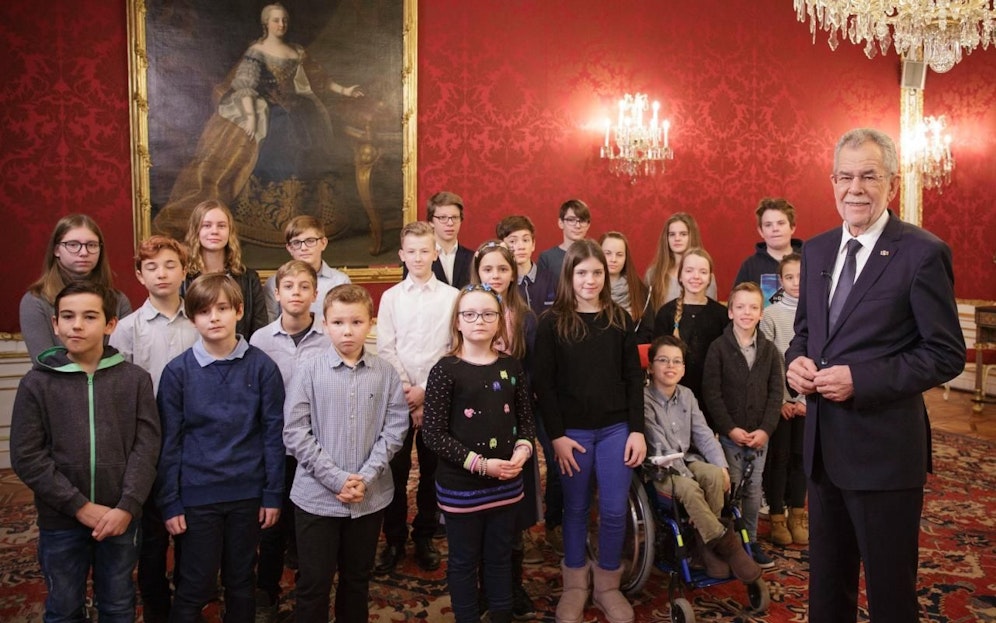 Der Bundespräsident hatte diesmal Unterstützung von einer Gruppe von Schülern