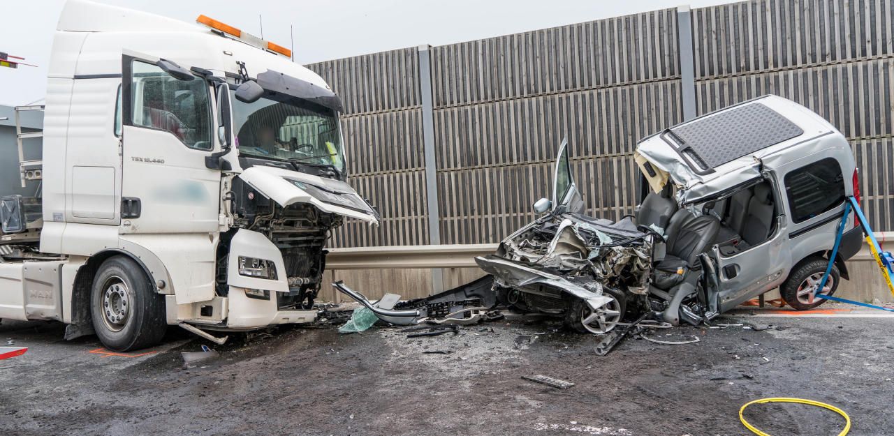 Pkw Gegen Lkw: Lenker Starb Bei Verkehrsunfall | Heute.at