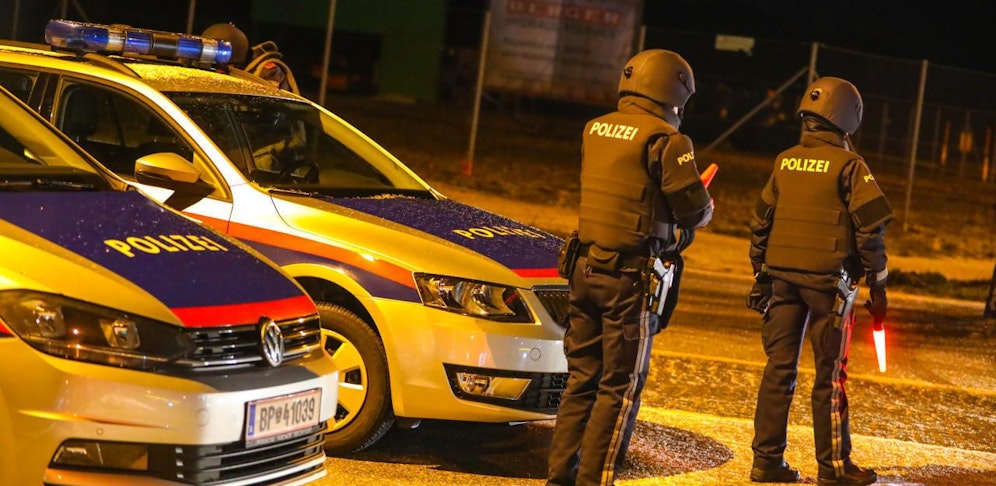 In Attnang-Puchheim kam es zu der Messerattacke. Schwer bewaffnete Beamte suchten den Verdächtigen. Jetzt stellte er sich selbst.
