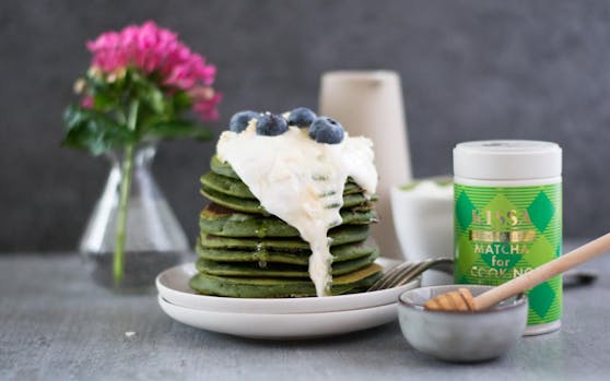 Vegane Matcha Pancakes versüßen uns das Warten auf den Sommer.