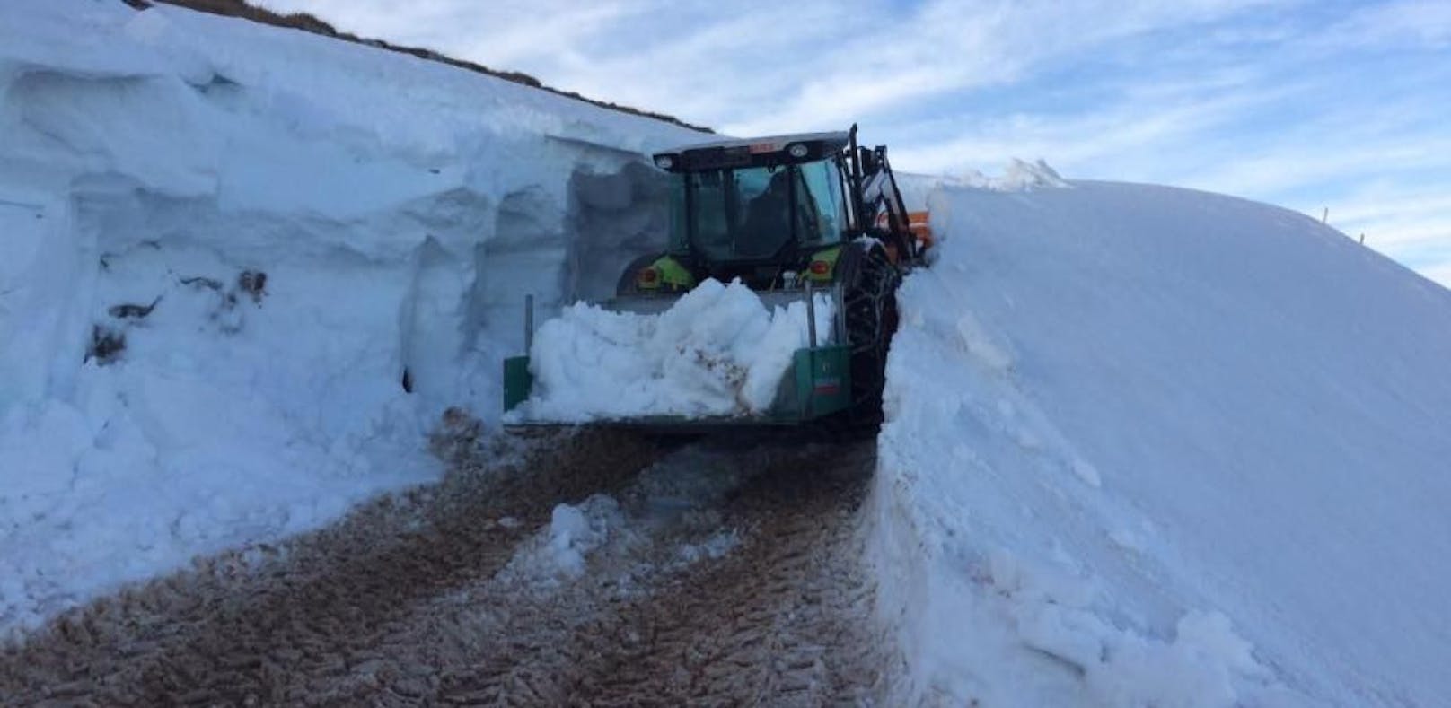 Traktor kämpft sich durch meterhohe Schneemassen