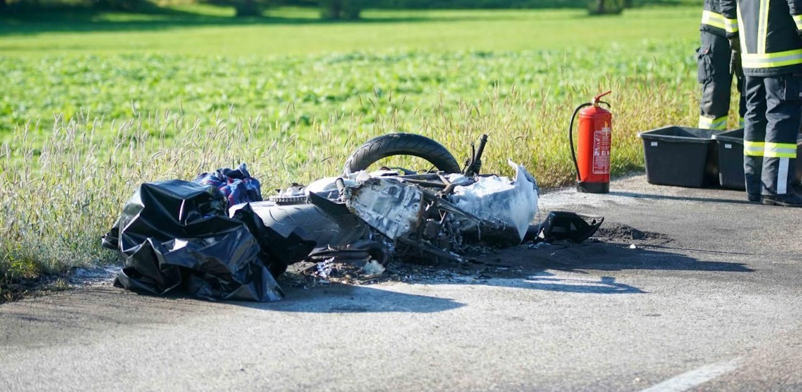 Bike geht in Flammen auf, Motorradfahrer stirbt