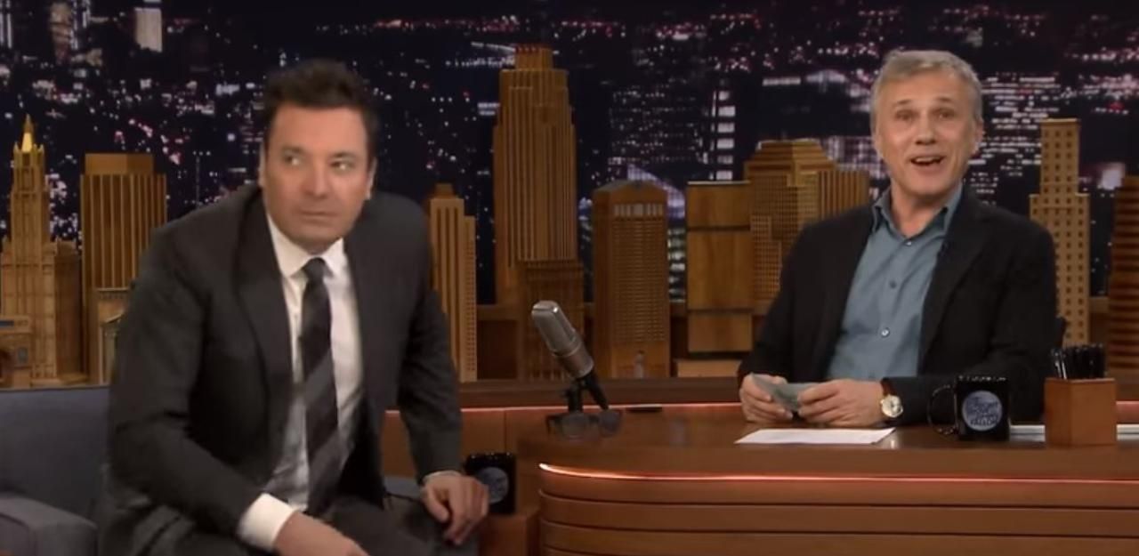 Heute.at - Christoph Waltz erklärt im TV Wörter wie 'Sitzpinkle...