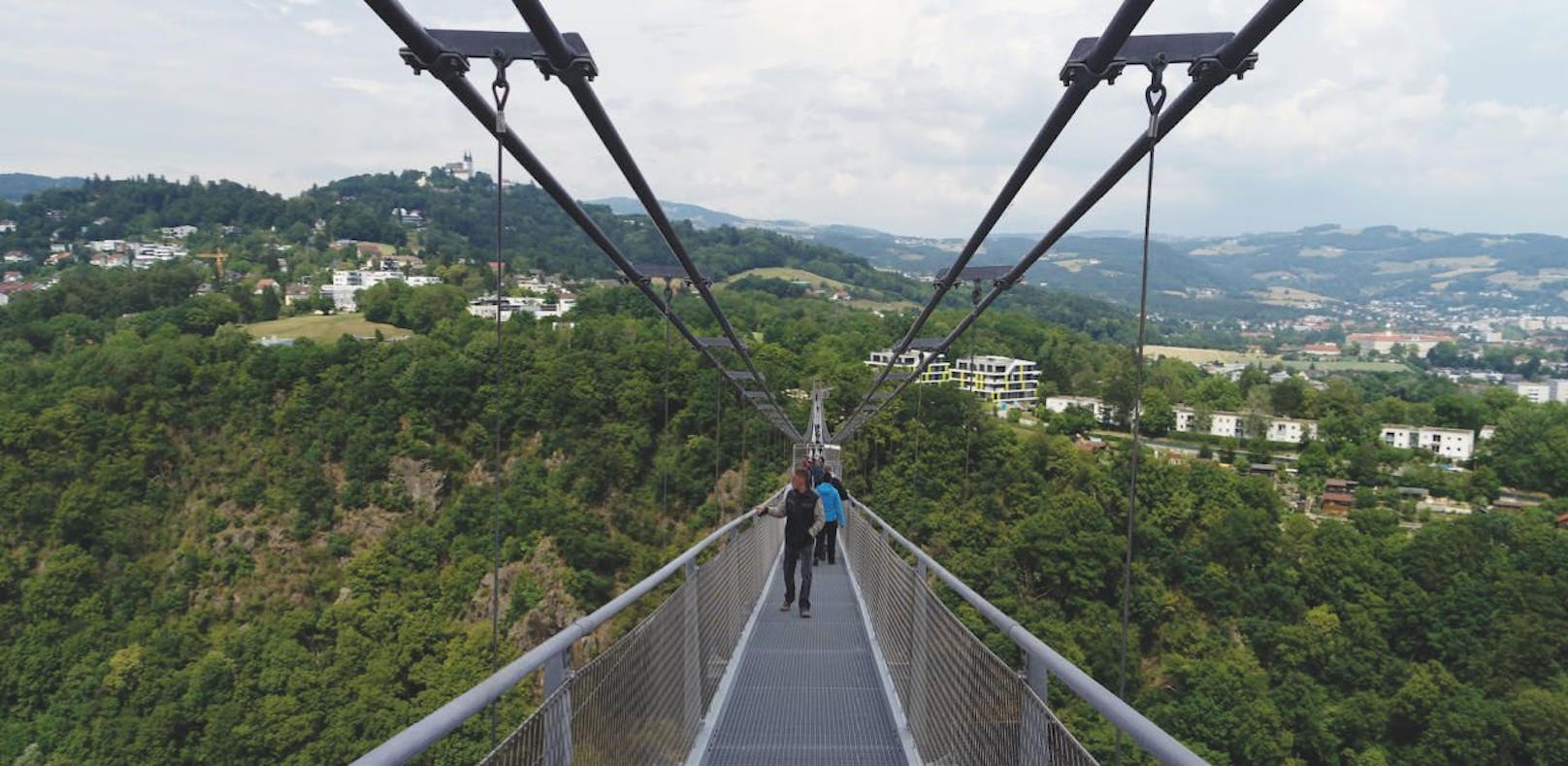 500 Meter lang und 110 Meter hoch: die neue Linzer Hängebrücke. Doch: Bayern plant eine noch höhere und längere.