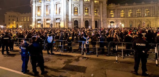 Zu Silvester versammeln sich in ganz Wien hunderttausende Menschen, um gemeinsam den Rutsch in das neue Jahr zu feiern. Für Sicherheit sorgte die Polizei.