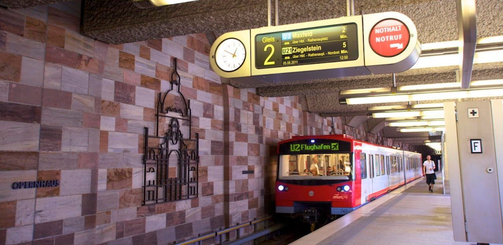 Ein Mann wurde in Nürnberg vor die U-Bahn gestoßen.
