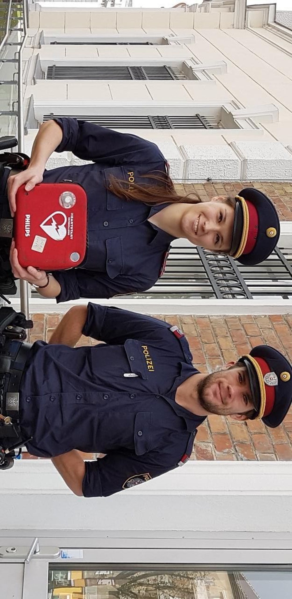 Ohne zu zögern holten diese beiden Polizisten eine Frau zurück ins Leben.