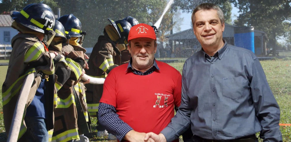 Feuerwehropa Lenz mit Bezirksfeuerwehrkommandant Schröder (v. l.)  
