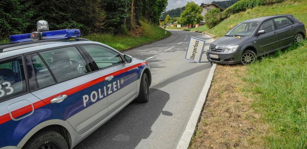 Oberperfuss: Unfall mit Banane und kaputtem Ortsschild.
