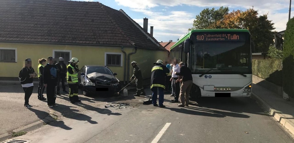 Ein Audi und ein Schulbus krachten Donnerstagnachmittag ineinander.